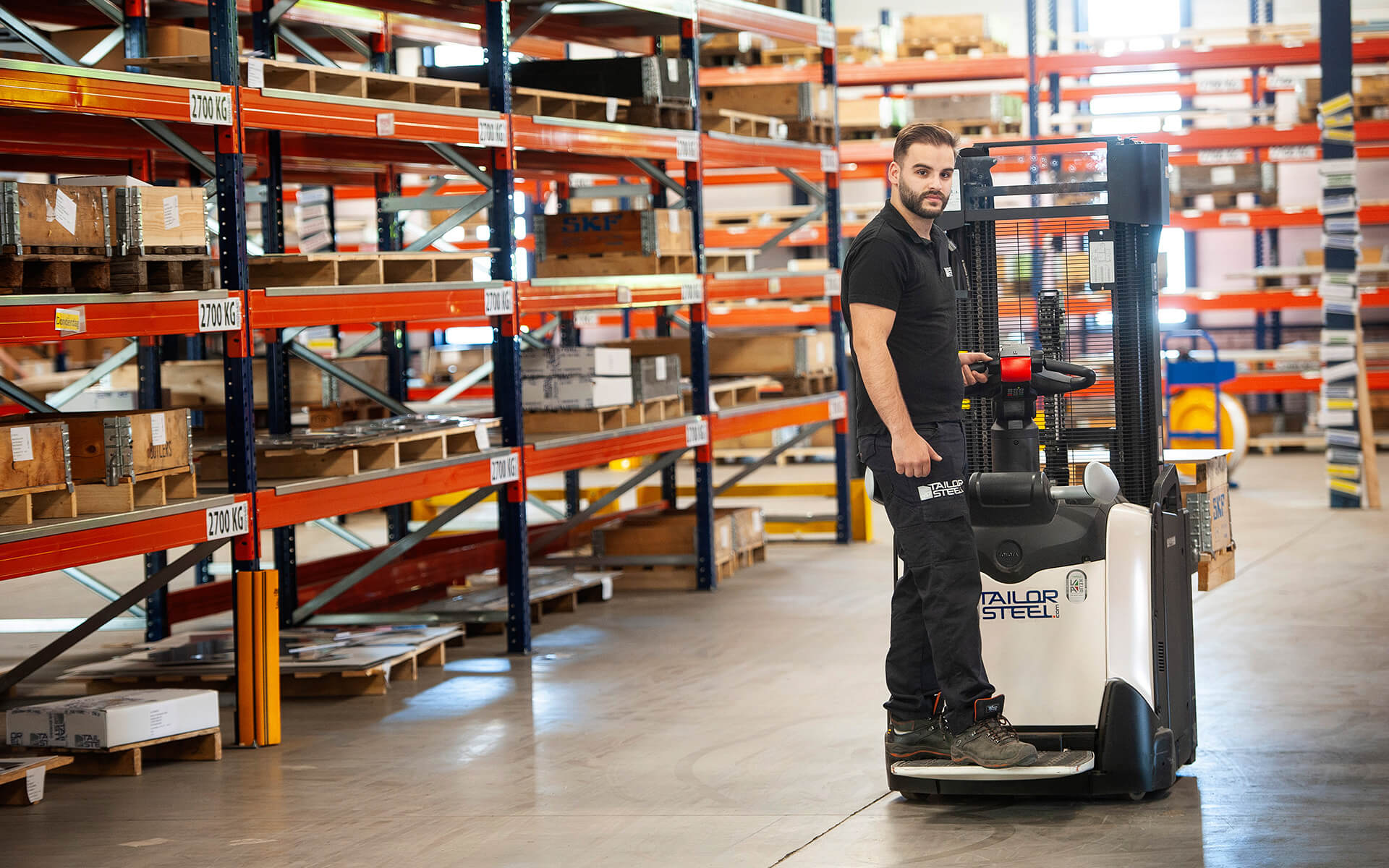 Een AGV voert materiaal aan bij een lasermachine Een AGV voert materiaal aan bij een lasermachine