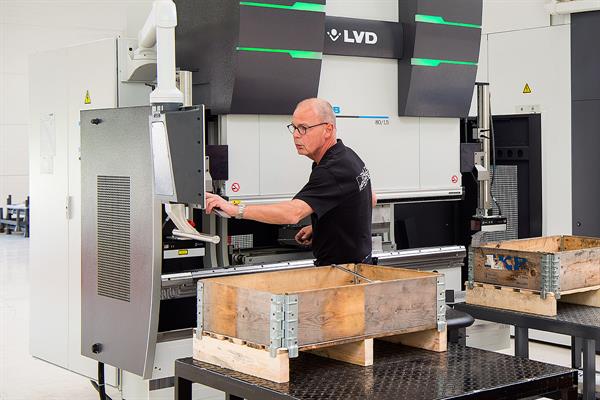 247TailorSteel breidt uit zesde kantbank in bedrijf